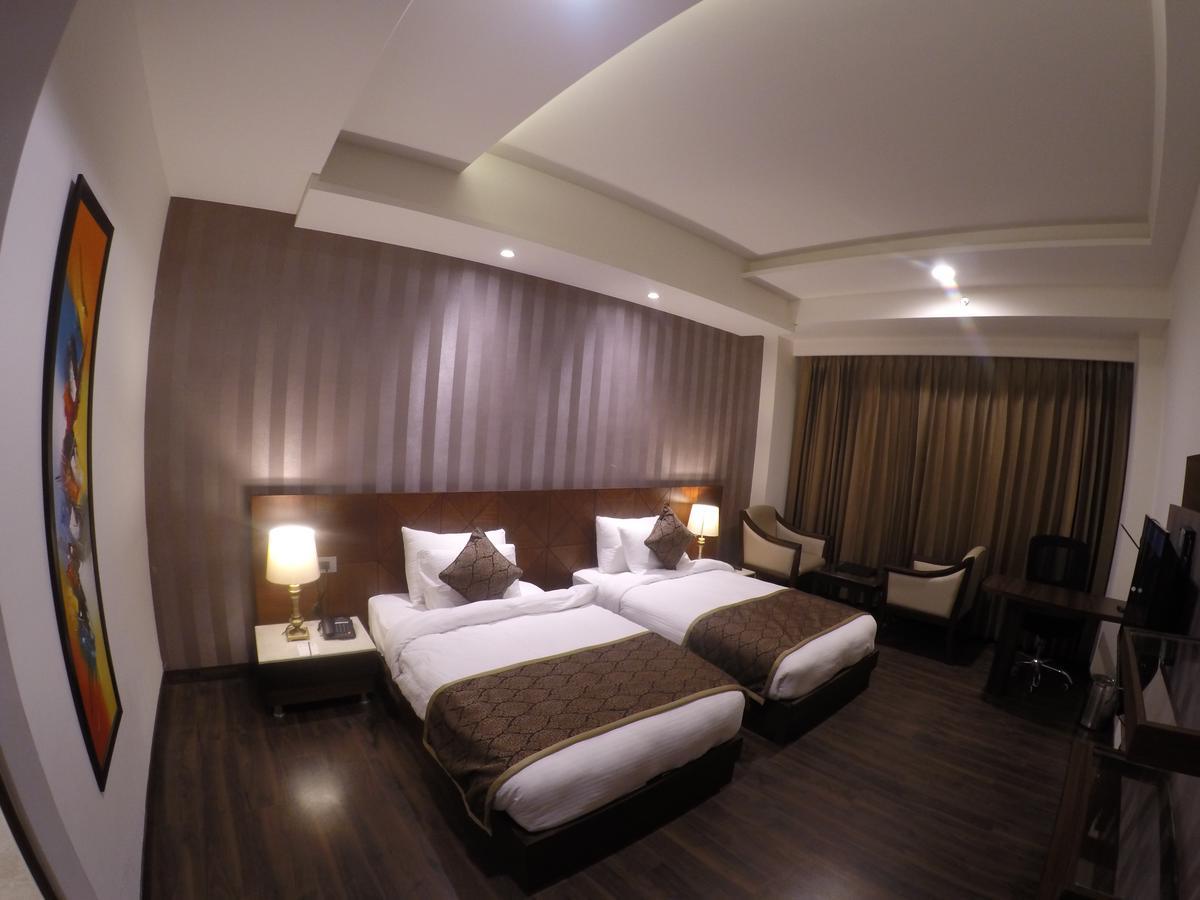 Hotel Imperia Suites Jalandhar Ngoại thất bức ảnh